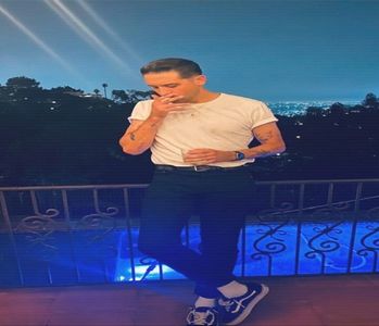 ̷͡︽.　· Rânjește-n direcția lui Aron privind înainte, iar când Ester dă startul se împinge cu; piciorul din spate cât de mult poate; elanul obținut e decent și-l propulsează o porțiune, continuând să înoate câteva secunde fără să iasă la suprafață. Când o face, însă, încearcă să accelereze puți
