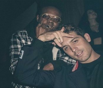 ̷͡︽.　· puțin, iar atunci când simte marmura se oprește. Își înlătură cu ajutorul palmei picurii; ce-i împăienjeneau genele, și din limbajul corporal al lui Aron pricepuse că ajunsese-naintea lui cu probabil o fracțiune de secundă. „Ce?! Ieși de aici! Nu se pune, ești mai tânăr decât mine!”
