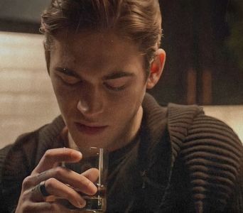 থৣĦғᴛ؟ℬᵉ̶̶ᵃ̶̶ᵘ̶̶ℛᵉ̶ᵍ̶ᵃ̶ʳ̶ᵈ͠ ༈٫ le ține cu arătătorul, cu precădere pe cea stângă, devenise o; necesitate. Apoi își trecu instinctiv degetele peste obraz. Era vizibil tulburat, întreaga lui făptură, stăpânită de nervozitate, făcea impresia că vibrează. Și așa cum rămase – curios, îngăimător; se
