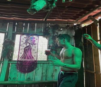 ☼.:｡☽; Pieptul îi săltă; apa rece îi alarmă bătăile inimii, iar acel albastru prăfuit se; cutremură sub greutatea celor doi. Se cufundase; și acel creștet răsări la suprafață după o clipită. Și când își aținti din nou creasta spre soare, cu fața plouată, cu pleoapele umbrite, încărcate de 
