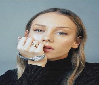 ╰　·• își rotește ochii jucăuș când aude justificările fratelui său. „Oh mai taci. Fii bărbat și; acceptă-ți înfrângerea cu demnitate.”, în mica ei promenadă dintr-o parte în alta a piscinei îl notase pe Hero pe unul dintre șezlonguri, însă nu o ținea inima să-l smulgă din tărâmul îmbătător al vis
