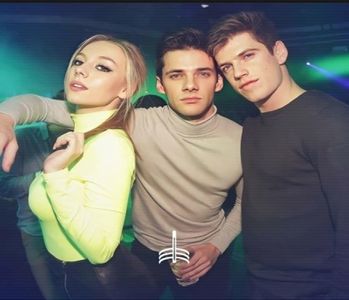 ╰　·• viselor. Acum că atenția-i era liberă să zburde din nou notează că se trezise, zâmbindu-i; drept salut. „Neața, you sloth. Cred că ai petrecut prea mult timp cu G. Mai lipsește ca primul lucru pe care-l faci după ce te trezești e să te-ndrepți direct la bar..”, oftează, căci era un strop de
