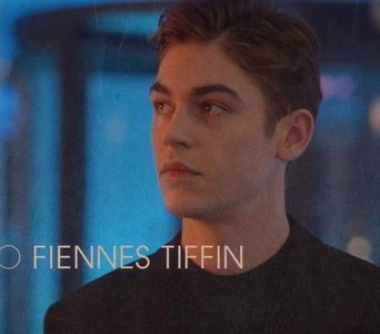 থৣĦғᴛ؟ℬᵉ̶̶ᵃ̶̶ᵘ̶̶ℛᵉ̶ᵍ̶ᵃ̶ʳ̶ᵈ͠ ༈٫ Soarele sulița umbrelele, tăind văzduhul cu foarfeci de aur. În timp; ce-i urmărea, din depărtare, înflăcărarea îi vopsise chipul cu lumină, în timp ce un burete nevăzut îi ștersese orice expresie. Privea și rumega – și în acea adâncire lividă, îl putu deștepta numai un
