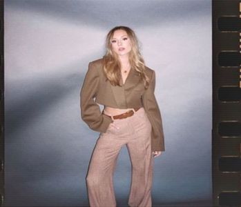 ╰　·• Rămâne surprinsă de afirmația șatenului, însă dubita de statornicia sa, la aparență; atât de solidă: nu din alte motive, ci pur și simplu pentru că-și cunoaște fratele. Nu apucă să-i răspundă în vreun fel căci se simte placată aproape. „That's why girls don't like you!”
