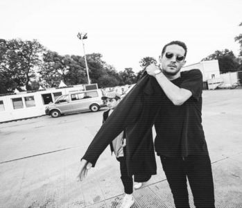 ̷͡︽.　· După bine meritata necăjire la adresa surorii sale slăbește strânsoarea din jurul ei,; eliberând-o de tot. Acum se apropie de unicul și inegalabilul lui broski, prinzându-l de gât frățește. Se apropie cu fața undeva de obrazul lui. „Ah, ești somnoros. De asta te-am auzit îndrugând
