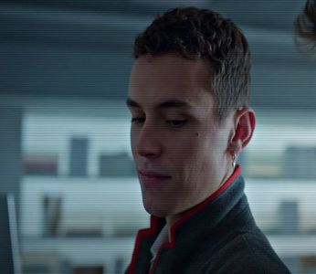 ☼.:｡☽; îmbibat cu pașii săi grei, uzi; când ajunse la șezlong, se îmbrăcă cu o; cămașă de mătase albă. Și când respiră aerul acelui tutun murdar, amărui, accentul de roz încununa de culoare palma sa palidă. Băgă bricheta în buzunar și se întoarse spre grup. ‘Am ceva de făcut.’
