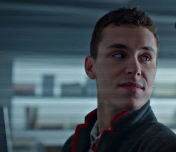 ☼.:｡☽; ‘Ne vedem.’ Și se îndepărtă de ei; și cu cât se îndepărta, își simțea pieptul; zvâcnind. Și acea scânteiere interioară începu să-l clatine; dar își menținea pașii drepți, cu obrajii palpitând în roșu. Trecu pe la camera sa, luă plicul din sertar, urcă un etaj. Stătea în fața
