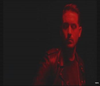 ̷͡︽.　· și de.. altele. Dar în principal de iubire. Bomboana ta nu mă place, broski, îți spun eu.; Dar, aw.. mă înmoi mai ceva ca alcoolul când îmi promiți asemenea lucruri, bestie!”, mâna ce-i încolăcea gâtul îi ciufulește lejer câteva șuvițe laterale. Râsul colorat al amicului său îi împroșca
