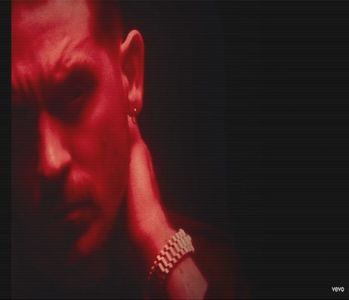 ̷͡︽.　· mai zgâlțâia puțin, ici colo.. atât de mult pathos investise! „De cât timp ne cunoaștem; noi trei, mhm? Ne-am plictisit noi vreodată unii de alții? Nu! Știi cum e Aron.. mai solitar. Dar tot îl iubim, da? Și noi pe tine, broski.”, îl bate de câteva ori cu palma pe obraz, și-l eliberează.
