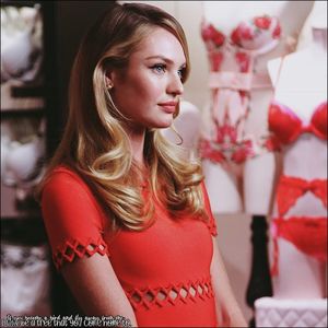 ☇.ᵗʰᵉ̣ṃ̣ẹ̣ṛ̣ṃ̣ạ̣ịḍ❀ƨɘilɟ.ϟ;. fire de păr cu tulpinile margaretelor care, până acum, au reușit; să-și păstreze viața circulând prin firavele fire verzi. Buzele le pictă într-o culoare asemenea petalelor florilor de cireș. Purta o rochița simplă, albă, vaporoasă, cu umerii goi. Acum, se îndreptă
