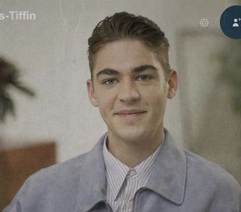 থৣĦғᴛ؟ℬᵉ̶̶ᵃ̶̶ᵘ̶̶ℛᵉ̶ᵍ̶ᵃ̶ʳ̶ᵈ͠ ༈٫ un cerc ce începu să joace. Un ametist prins în două gheare,; cu briliante mici, bleumarin. „Cadou?” Imitându-i poziția, începu să bată degetele pe tejghea, de parcă ar fi încercat o gamă.
