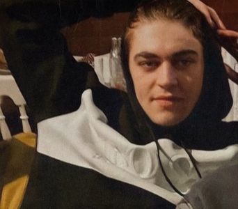 থৣĦғᴛ؟ℬᵉ̶̶ᵃ̶̶ᵘ̶̶ℛᵉ̶ᵍ̶ᵃ̶ʳ̶ᵈ͠ ༈٫ O urmări cu un sfert de ureche, însă captă cu precizie cuvântul; cheie. Iar acel cuvânt îl înecă cu un acces de tuse, cu răbufniri subliniind aberantul posturii în care îl găsise. Chipul ei îi reveni dinaintea ochilor. „Nu mă gândesc să trec prea curând de partea
