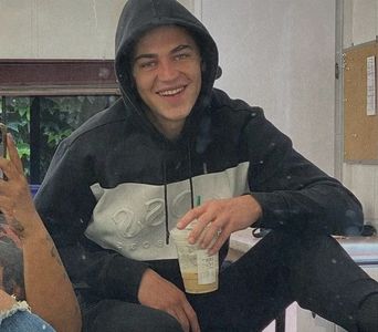 থৣĦғᴛ؟ℬᵉ̶̶ᵃ̶̶ᵘ̶̶ℛᵉ̶ᵍ̶ᵃ̶ʳ̶ᵈ͠ ༈٫ cealaltă, deci… se poate spune și așa.” Ceva însă în gargara de; ilaritate răsuna jalnic. Își înmuie buzele în paharul ei, apoi inventariind-o din nou, rosti pe un ton diurn: „Am înțeles. Întocmai e o garderobă distinsă; o distincție care țipă în ambianța barului.”
