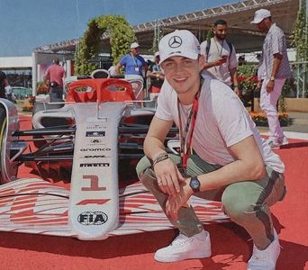 থৣĦғᴛ؟ℬᵉ̶̶ᵃ̶̶ᵘ̶̶ℛᵉ̶ᵍ̶ᵃ̶ʳ̶ᵈ͠ ༈٫ O singură înclinare a capului le frânse convorbirea. Luna se; odihnea în tihnă pe mijlocul lacului, iar el alunecă mai bine în scaun. Afișa impaciența într-o poziție neglijentă. Mușchii i se încordară, iar mâinile i se înfășurau în poală – apoi se dezdoiau;
