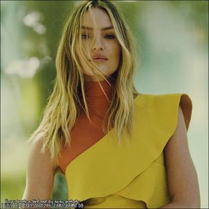 ☇.ᵗʰᵉ̣ṃ̣ẹ̣ṛ̣ṃ̣ạ̣ịḍ❀ƨɘilɟ.ϟ;. zgomotos de mai devreme. Și-l privește drept în ochi, asigu-; rându-l că prezumpția lui fu eronată. Ciulește urechiile spre melodia care sună în surdină. "Oare primesc și cereri sau...?" Ridică bărbia spre locul fictiv din care răsună muzica.
