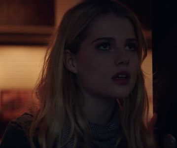 ⌮˒♥˓ Iṇ꒒ục̣y’s⋅⁽ẅöṛdṡ⁾... 　‰ː Odaia era cufundată în semiîntuneric. Dar cum căldura se; mai potolise şi micile puncte luminoase străluceau mai slab, ridică un colţ al storului. Fu surprinsă să constate că ziua se apropia de sfârşit şi că soarele, ca un glob, roşu, coborâse la orizont.
