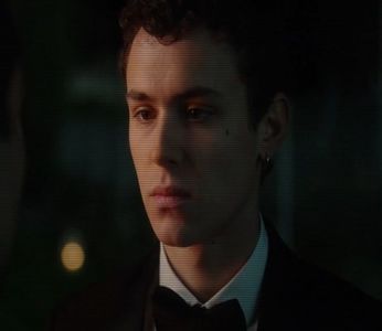 ☼.:｡☽; Când ea se arătă în prag, ochii lui arătau ca niște mărgele de turmalină; neagră. În intimitatea camerei zări o dâră de strălucire transparentă; și ea fu cea care îi lumină vag chipul. Amurgul ardea bolta cu firicele de vânt cald. Când îi văzu talia, împletită
