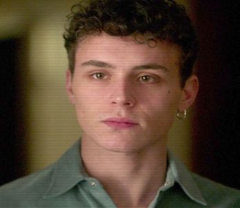 ☼.:｡☽; circula într-o venă a gâtului; își simțea ochii fierbinți, ca și cum iau foc.; ‘Și atunci a fost prima oară când am făcut cunoștință.’ Gura îi era roz, vie, și calmă. ‘Eram tare confuz, pentru că îmi aminteam de tine de la barul din Islanda. Dar acolo, când stăteai pe
