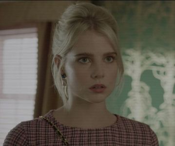 ⌮˒♥˓ Iṇ꒒ục̣y’s⋅⁽ẅöṛdṡ⁾... 　‰ː asta ulterior, sau ai uitat?’ Acestea fură cuvintele rostite de gura; roşie cu gropiţe, în timp ce genele negre se coborau cu modestie peste ochii verzi. Se simţi încurcată sub palida flacără a ochilor mărunţi ce o măsurau. Îşi făcu de lucru cu cordonul rochiţei,
