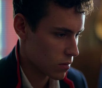 ☼.:｡☽; În scânteia razelor târzii, obrazul lui rumen era purtat de o adiere ușoară.; Faldurile tremurau; semiumbra lunii inunda camera din spatele ei. Genele îi erau grele, ochii îi străbăteau figura. Obrazul ei, sclipind ca o pudră de opal roz, era acum palid și fără culoare. Parcă
