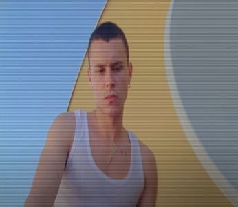 ☼.:｡☽; se stinse sub atingerea sa. Simțea nevoia să fumeze; și-și aprinse o țigară.; Și cât o aprindea, pe sub focul arzător o privea cu alți ochi; se enervase și el. ‘Sunt conștient de asta.’ Apăsă cuvintele în intonație, de parcă i-ar fi fost greu să le rostească; deși erau
