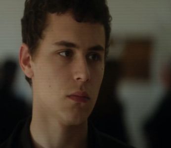 ☼.:｡☽; El nu băgă de seamă corul de glasuri gălăgioase; erau niște ecouri trecătoare,; care se crăpau în intensitate pe măsură ce se îndepărtau. O privi doar pe ea și îngustă din ochi când îl vârî înăuntru; nici nu apucă a răspunde, îl luase pe neașteptate. Când păși în cameră, o parte
