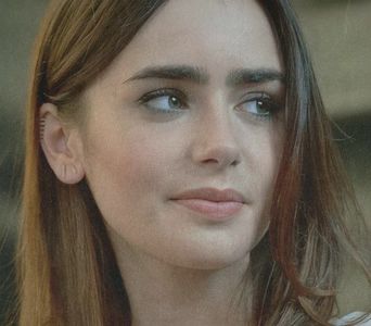 ▫□̣̇ͅ ̣̇ͅ 　̾ .;˛ Mai încolo, într-o altă îmbrățișare drăgălașă, liane mlădii cuprindeau cu; oftaturi prelungi unda lacului. Din despicăturile ramurilor se așternea cerul, ca un voal străveziu și umed. O făcu să clipească un moment, cât îl privi, apoi privirea-i căzu pe mâna-i alba, dezvelită

