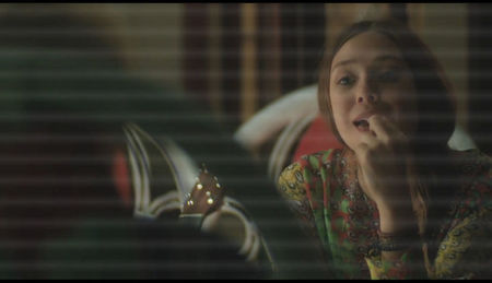 — Surâde. ❝Și e-n regulă, nu trebuie să mă conduci chiar până acasă.❞