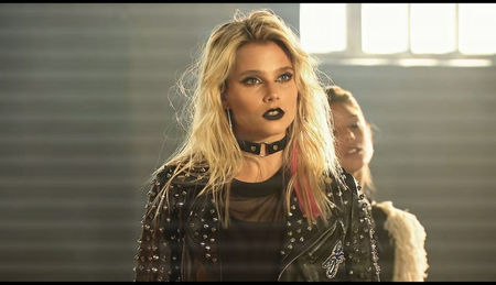 — Se uită de la distanță la ei, stinge țigara de un stâlp. ❝Ăla e proful de geo?❞