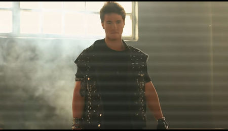 — ❝Mm, da. Și ce dacă?❞