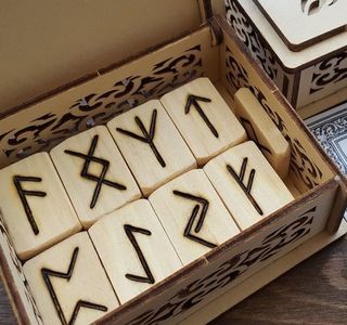 2; Runele sunt considerate alfabetul zeilor si au fost folosite mai ales de catre vikingi, popoarele germanice si saxoni. In afara de functiile lor fonetice si grafice, ele sunt grupate in serii, formand
