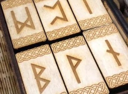 4; Runele sunt considerate alfabetul zeilor si au fost folosite mai ales de catre vikingi, popoarele germanice si saxoni. In afara de functiile lor fonetice si grafice, ele sunt grupate in serii, formand
