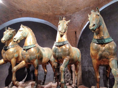 ; Caii aduși de pe hipodromul din Constantinopole. Copiile lor se găsesc pe frontispiciul basilicii.
