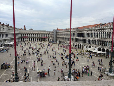 ; Vedere din basilică asupra Pieței San Marco
