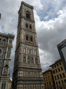 ; Domul Santa Maria del Fiore, Campanile - construită de Giotto. Are o înălțime de 85 m și a fost inaugurată în 1359.
