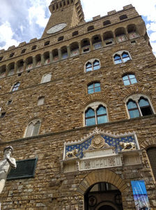 ; Palazzo Vecchio
A fost la început primăria orașului, acum este muzeu. În fața sa se află o copie a statuii David a lui Michelangelo. A fost inaugurat în 1299.
