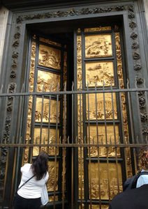 poarta; Porțile paradisului(porțile de est) - Battistero di San Giovani
Au fost lucrate de Lorenzo Ghiberti și terminate în 1452.
