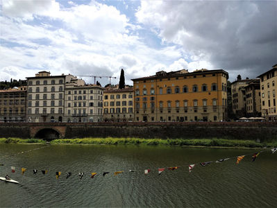 ; Malul râului Arno
