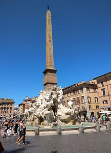 ; Piața Navona
Fântâna celor patru fluvii, realizată de Gian Lorenzo Bernini în secolul al XVII-lea, reprezintă simbolic cele 4 fluvii importante ale continentelor cunoscute atunci: Dunărea (Europa), Ni
