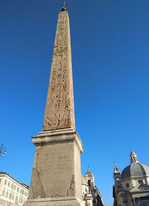 ; Obeliscul Flaminio este un monolit de granit construit în Egipt între 1232 şi 1200 î.e.n.
Se găsește în Piața Poporului.
