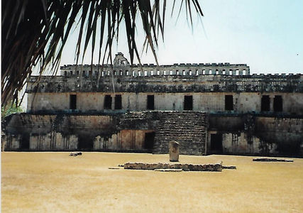 Kabah. Palatul cel mare; Kabah în limba maya înseamnă ”mână puternică”
