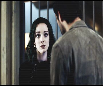 ━ Își dă ochii peste cap la cele două siameze din fața ei. Neno rocita mică de Mal era sora; mai mică a unui fost iubit de al ei, deci o cunoștea prea bine și acum urma să se răzbune pentru fra-su. ❞Deci, acum ziceam. Sunt unul dintre supraveghetorii voștri. Mâine va sosi
