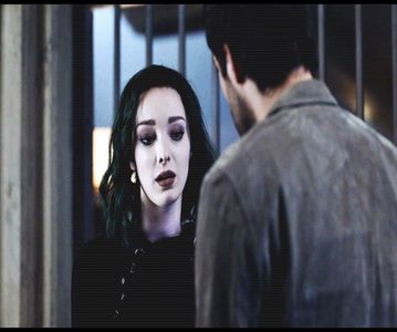 ━ și cel de-al doilea.❞ Îl înjură iar pe dragul ei partener. ❞Repartițiile pe camere sunt acestea.; Și ca mic detaliu, cabanele sunt mixte.❞ Știa că cel mai probabil toți erau încântați de această mică informație. Citește lista cu colegii de cameră și începe să explice repede unde e baia, cantina.
