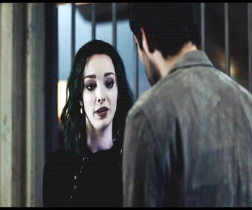 ━ ❞Lacul este cel ami frumos loc din împrejurimi, deci o să aveți propria piscină astfel.❞ Surâde; slab și revine cu informațiile legate de plecarea din tabără. ❞Este strict interzisă. Dacă eu sau Frederick nu vă dăm permisiunea, o să aveți probleme când vă întoarceți la colegiu.❞ Zâmbește
