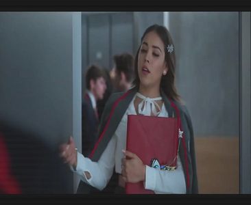 — Atenția îi este atrasă de cel mai bun prieten al său care tocmai "și-o luase în barbă" la; propriu, repezindu-se imediat la Kai pentru a se asigura că este bine. &quot;Ai ajuns de câteva minute și deja te mutilezi, ești incredibil!&quot; Punând mâna pe acesta, îi observă tricoul
