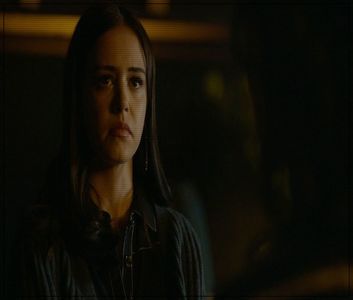 ◊ Ascultă liniștită discursul Tarrei, gândind că nu e chiar iadul la care se aștepta. Ajutată de; colegul ei, pornește spre prima cabană. Îi mulțumește drăguțului, apoi începe să-și aducă bagajele înăutru.
