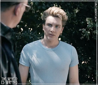 ✧ Privește spre cei doi prieteni amuzat. ❛ Vai Ioane, criminal de râme ce ești. ❜ dă din; cap negativ, cu o mină complet dezamăgită și teatrală. ❛ oh. avem  ceva asistente pe aici? asta nu cred că a spus. ❜

