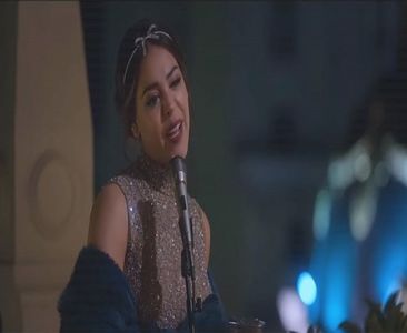 — Bineînțeles că nu avea de gând să rămână în cabană toată noaptea și va fi prezentă; la petrecerea de pe lac, însă mai întâi trebuia să își facă întreaga rutină de înfrumusețare, activitate care avea o durată excesiv de lungă. Își ia la revedere pentru moment
