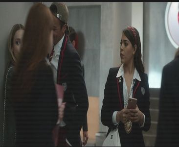 — Înainte de a se pregăti pentru petrecerea de diseară, Eleanor optase pentru o ținută lejeră,; respectiv un treining negru din catifea. Dat fiind că nu rezista prea mult în cabană, decide să iasă afară pentru a lua o gură de aer curat.
