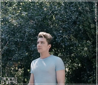 ✧ ❛ cât de deschisă spre răzbunare sunteți domnișoară. ❜ râde ❛ cred că spunea ceva de; un oraș în apropiere. uite, cred că aia era o regulă, nu avem voie să plecăm fără acordul unuia dintre supervizori. ❜
